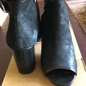 Donald J Pliner     Ankle Boot Beautiful